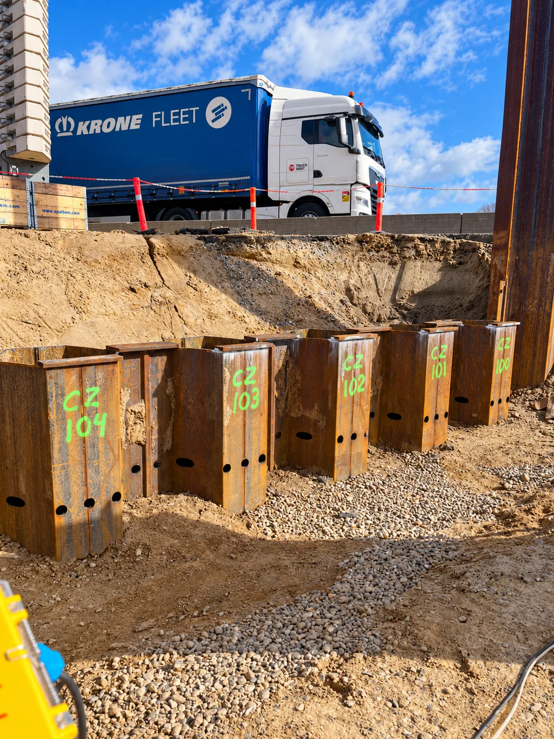 Rammede spunsprofiler med præcisionsskårne huller langs E45
