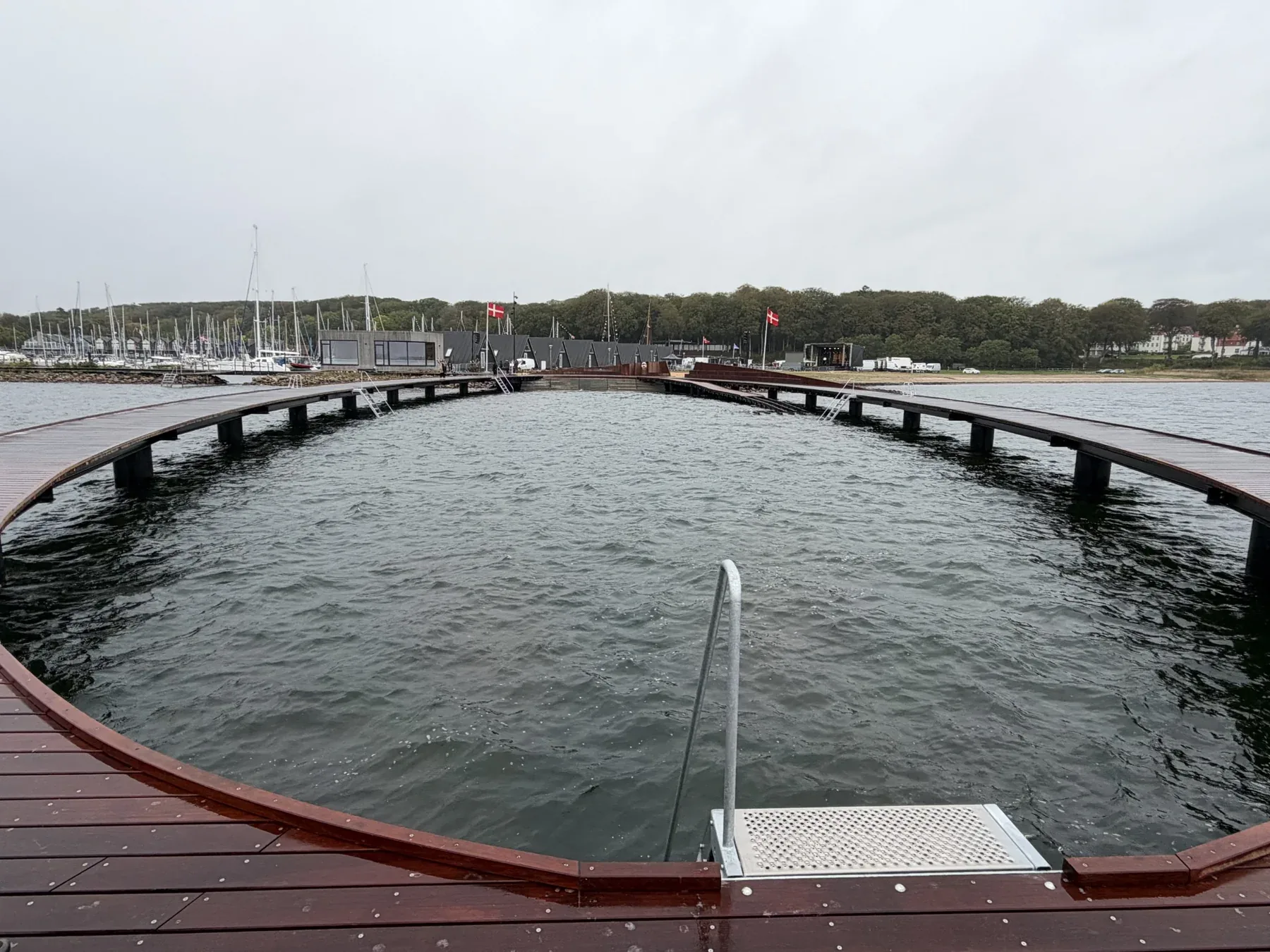 Den færdige ellipseformede badebro set fra fjorden