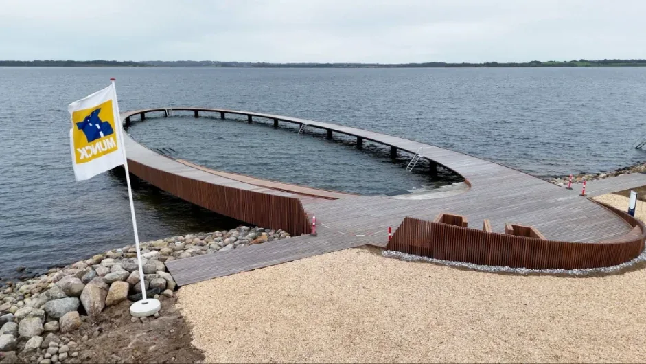 Den færdige badebro set fra land